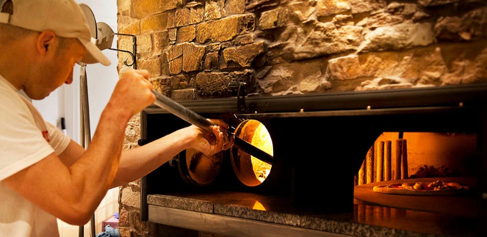La pizza cotta nel forno a legna di Eataly
