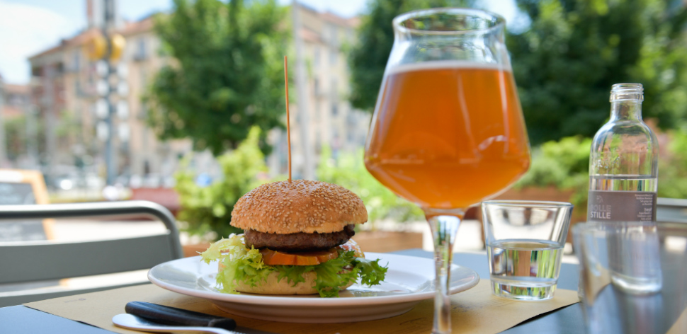 Il pranzo da Eataly con hamburger e birra
