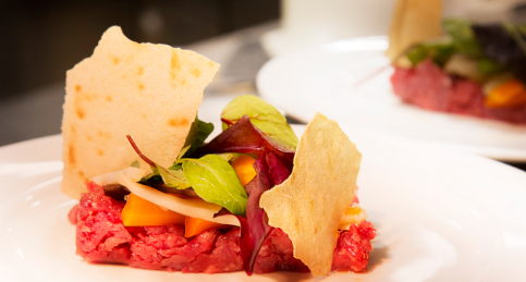 Carne cruda con giardiniera