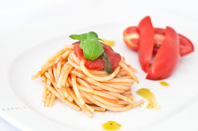 spaghetti al pomodoro e crema di basilico