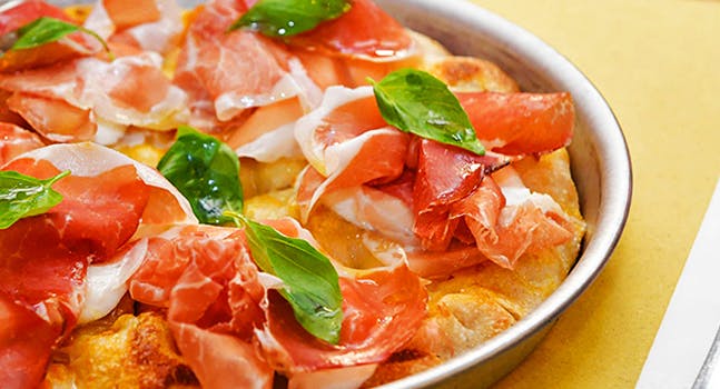 Pizza al padellino con prosciutto crudo | Eataly