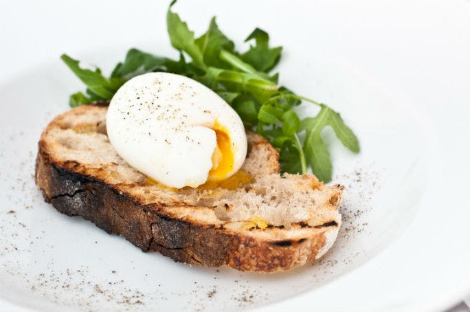 Crostino con uovo bazzotto