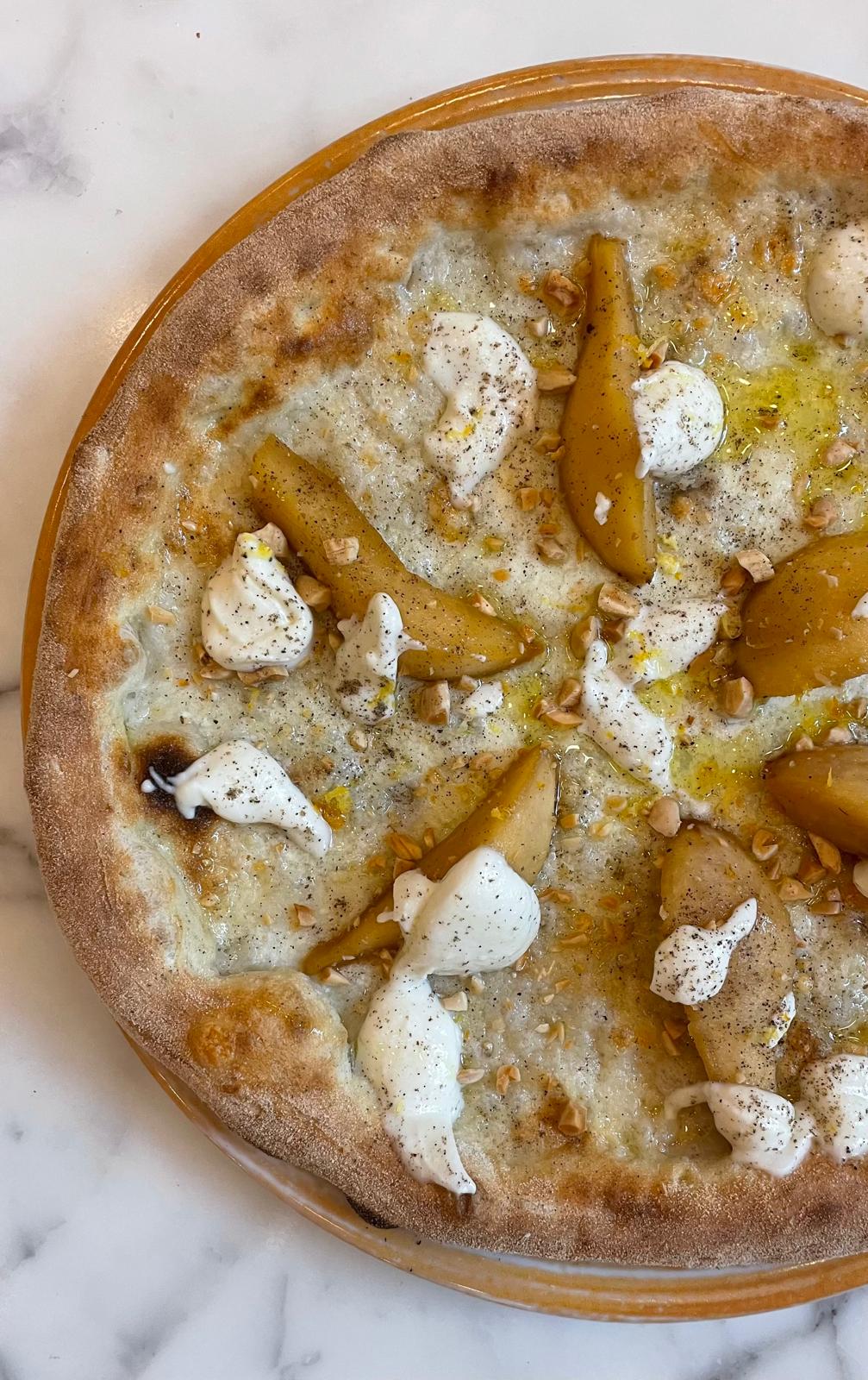 Pizza cacio, pepe e pere | Eataly