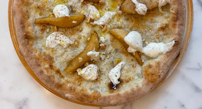 Pizza cacio, pepe e pere | Eataly