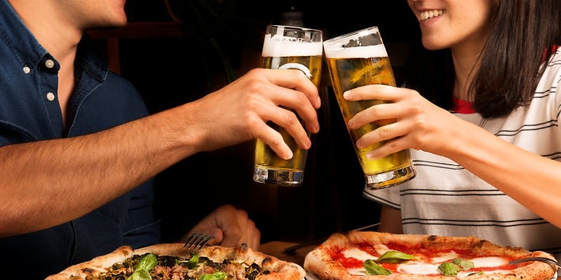 Brindisi pizza e birra coppia