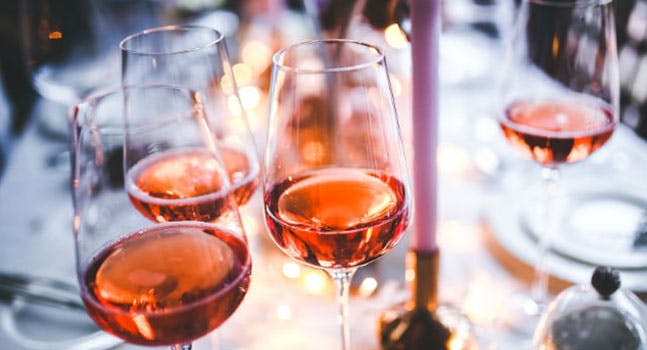 Come si fa e come si abbina il vino rosato