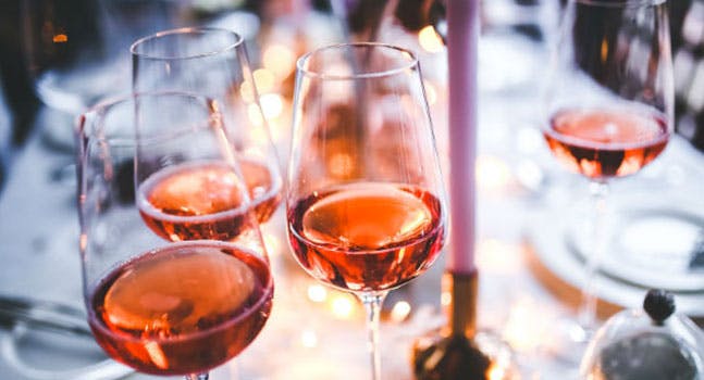 Come si fa e come si abbina il vino rosato