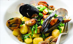 gnocchi con cime di rapa, cozze e vongole