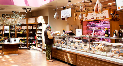 Il reparto Salumi e Formaggi di Eataly Firenze