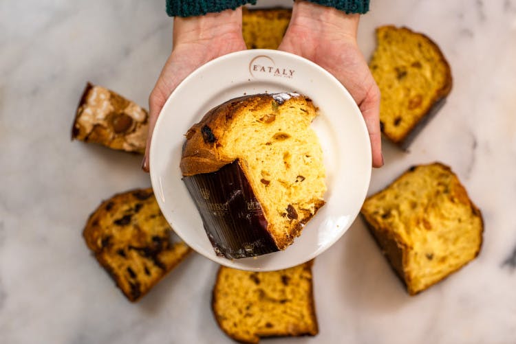 Christmas Cakes: Italian panettone and pandoro