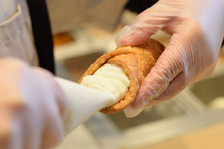 Filling cannoli