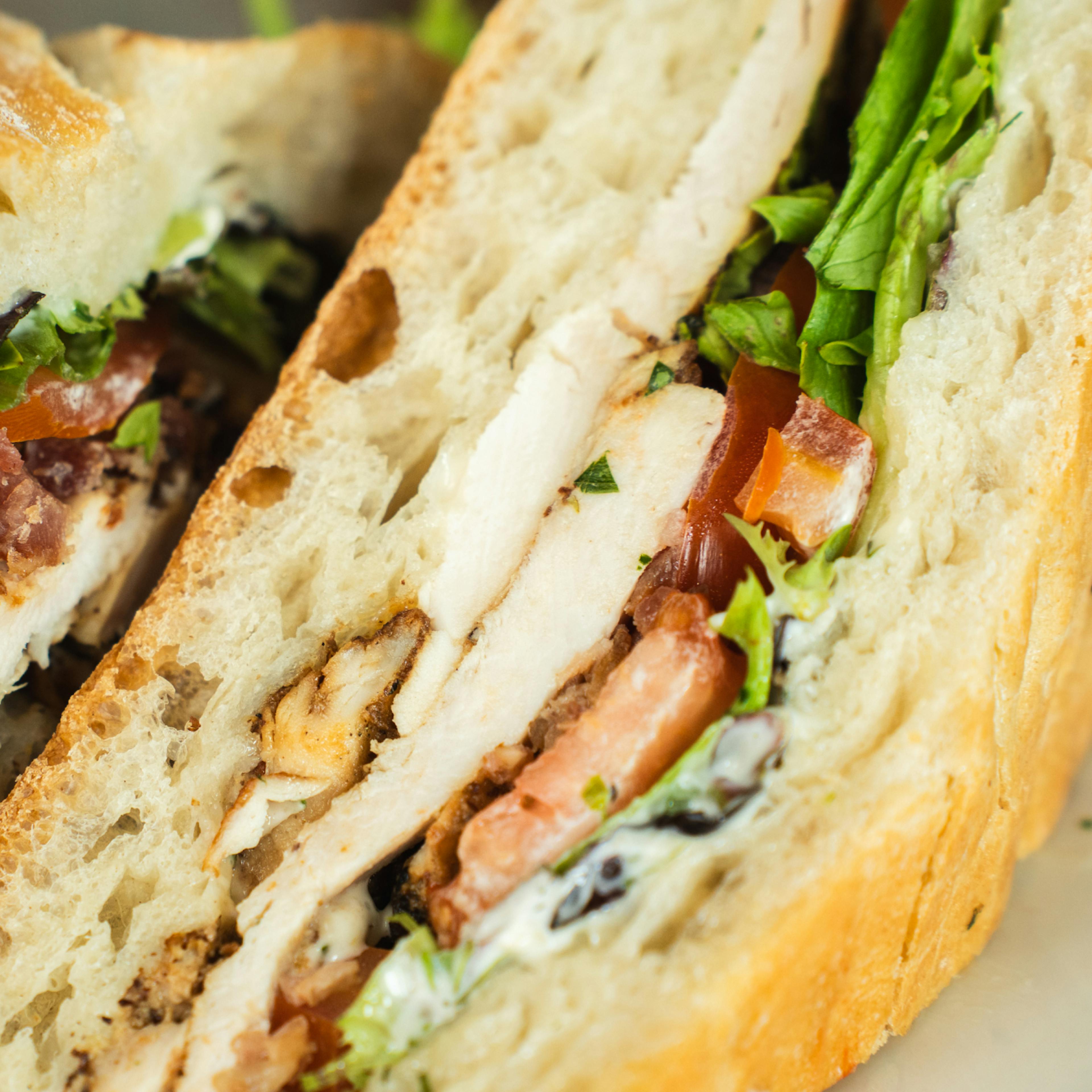 Sandwich with chicken and tomato