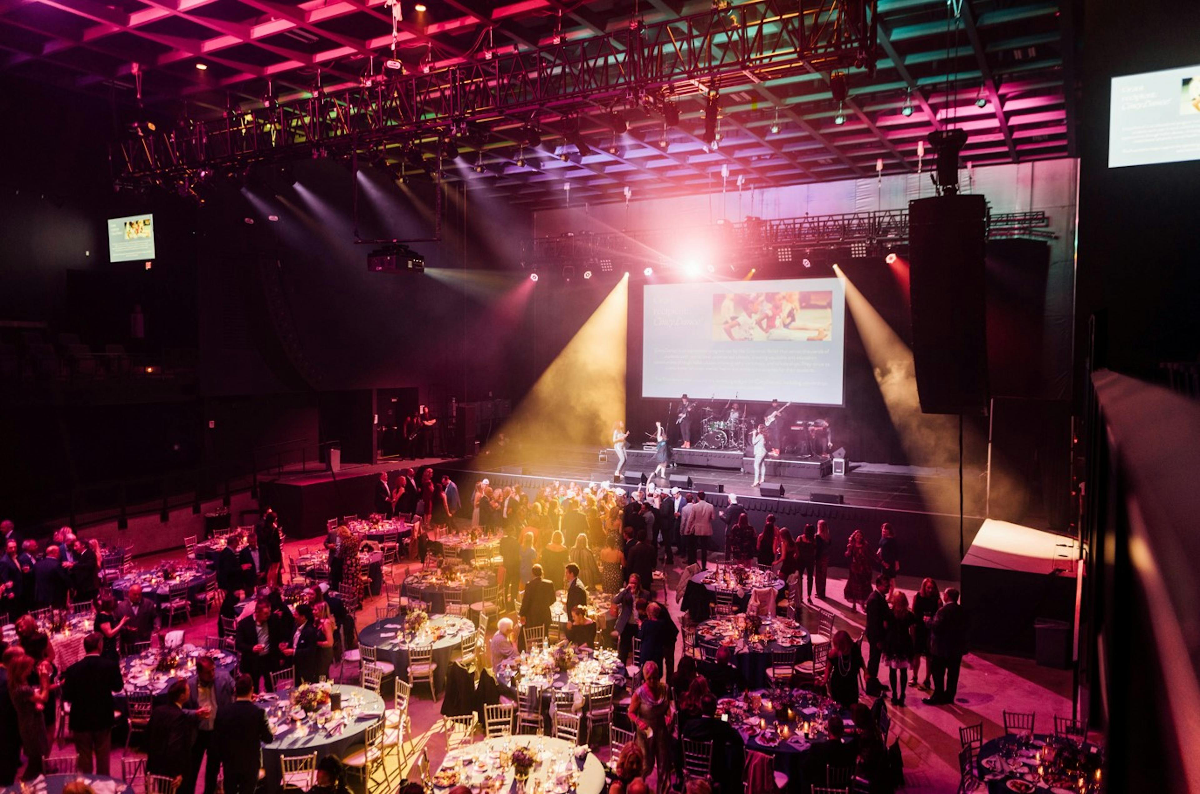 Large scale seated dinner with presentation