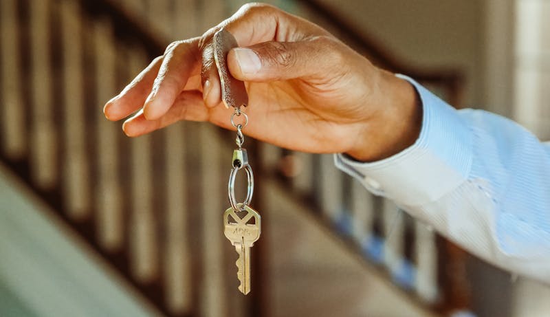 Ebies guide till hur fastighetsägare hyr ut kommersiella lokaler tryggt och effektivt – med rätt säkerheter, riskbedömning och hyresgarantier.