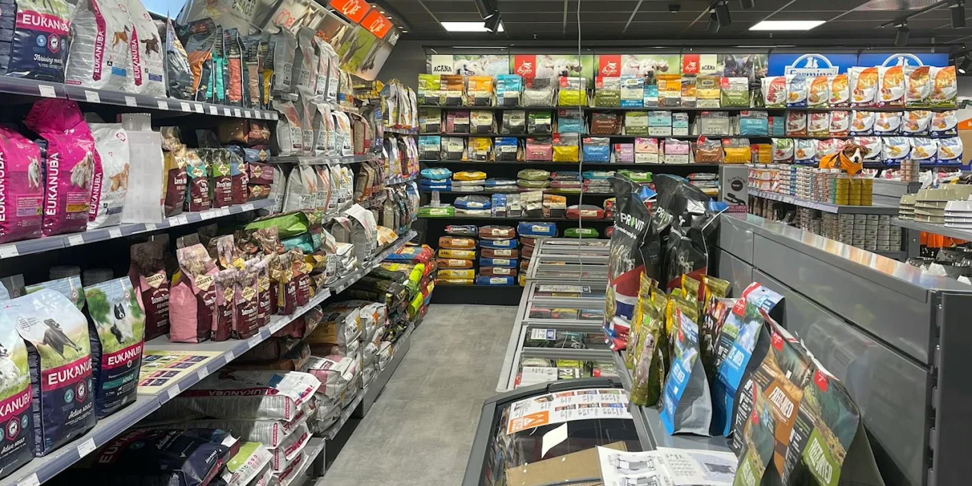 Hondenvoeding in de dierenwinkel