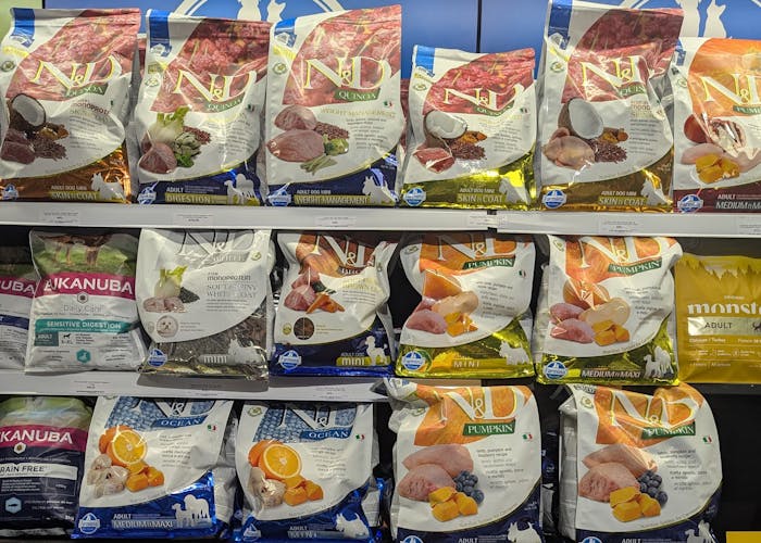 Hondenvoeding in de dierenwinkel
