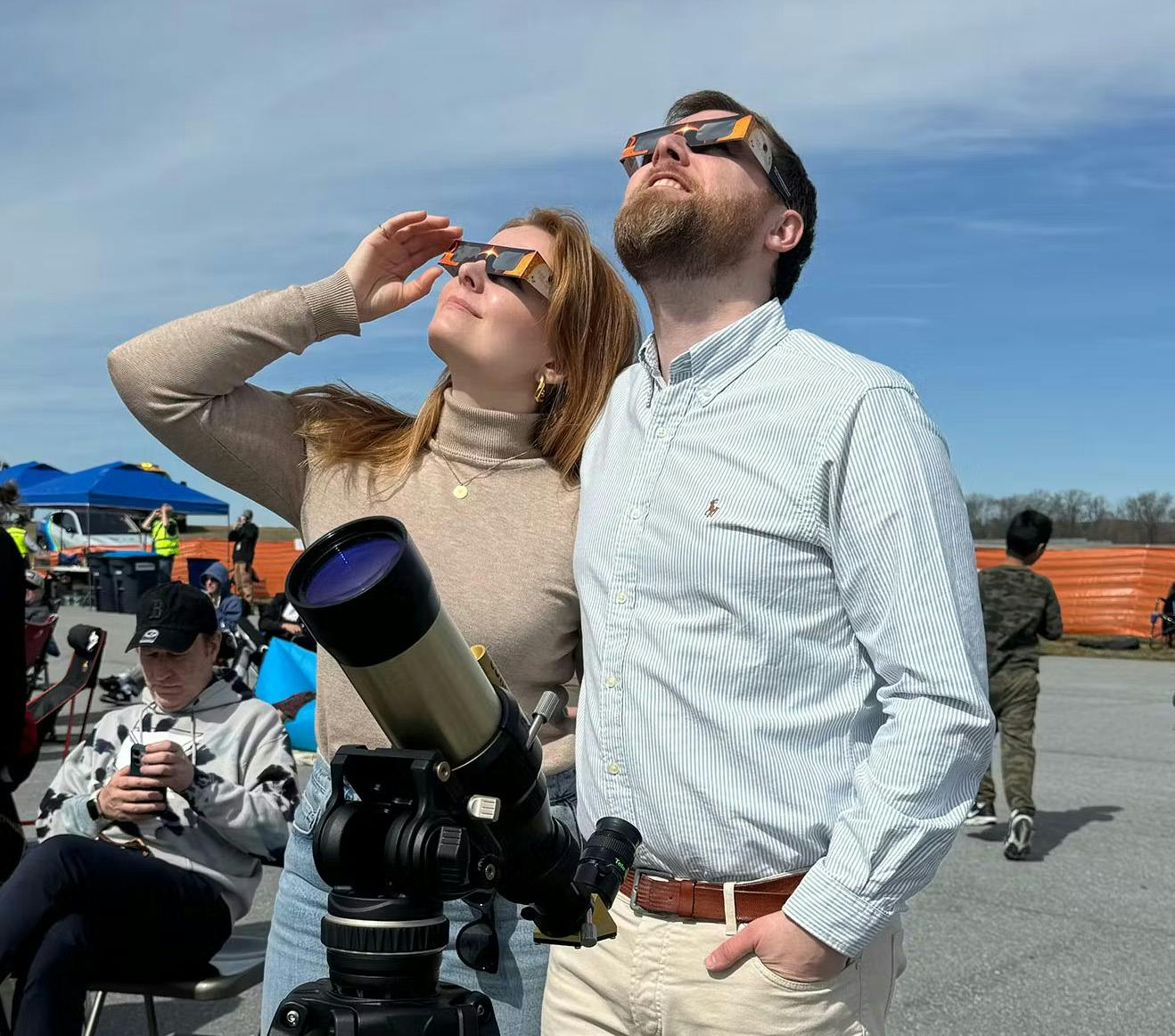 Nota þarf sólmyrkvagleraugu allan tímann utan almyrkvaslóðarinnar.