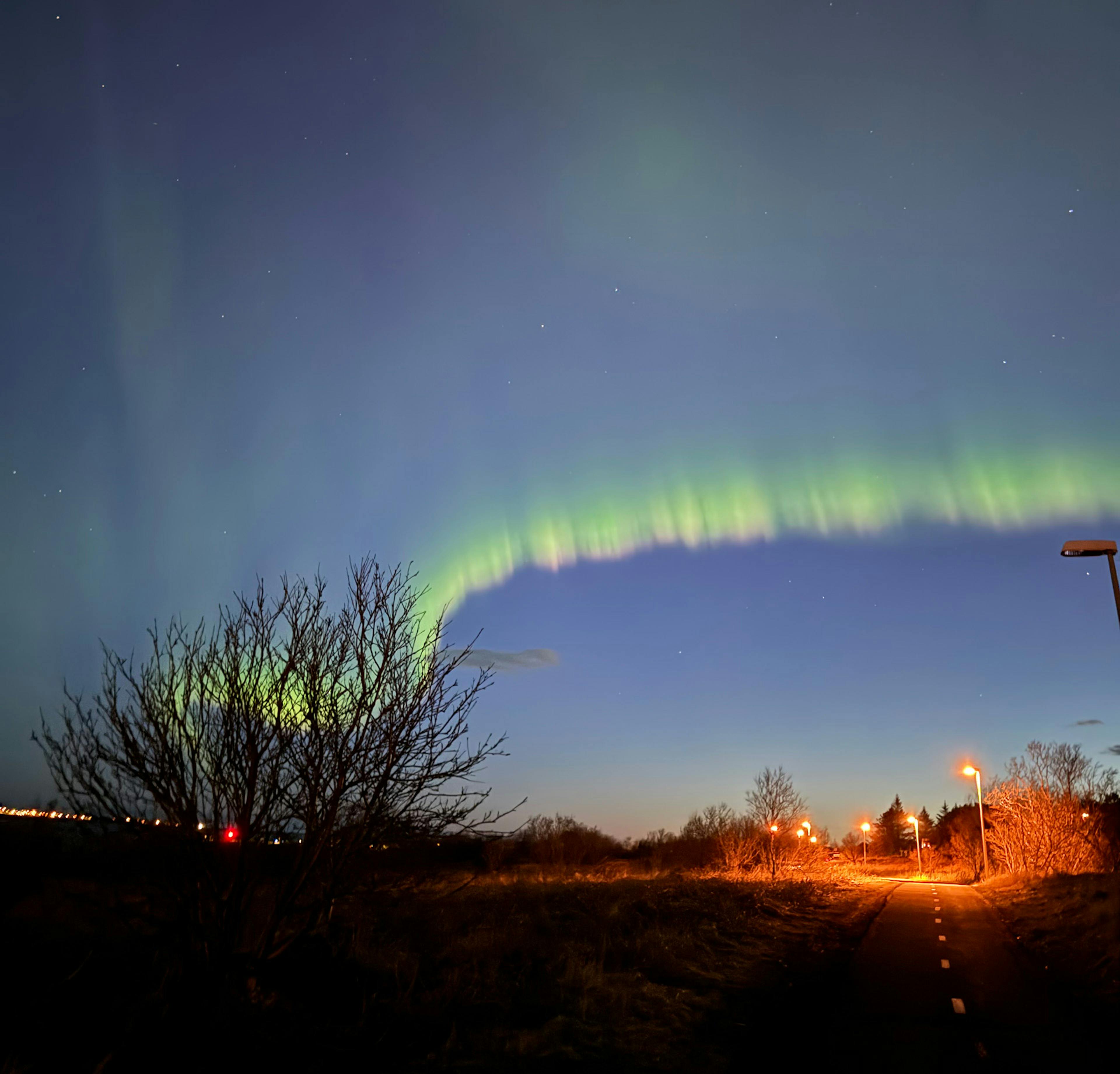 Aurora during twilight as will be on August 12. Credit: Sævar Helgi Bragason