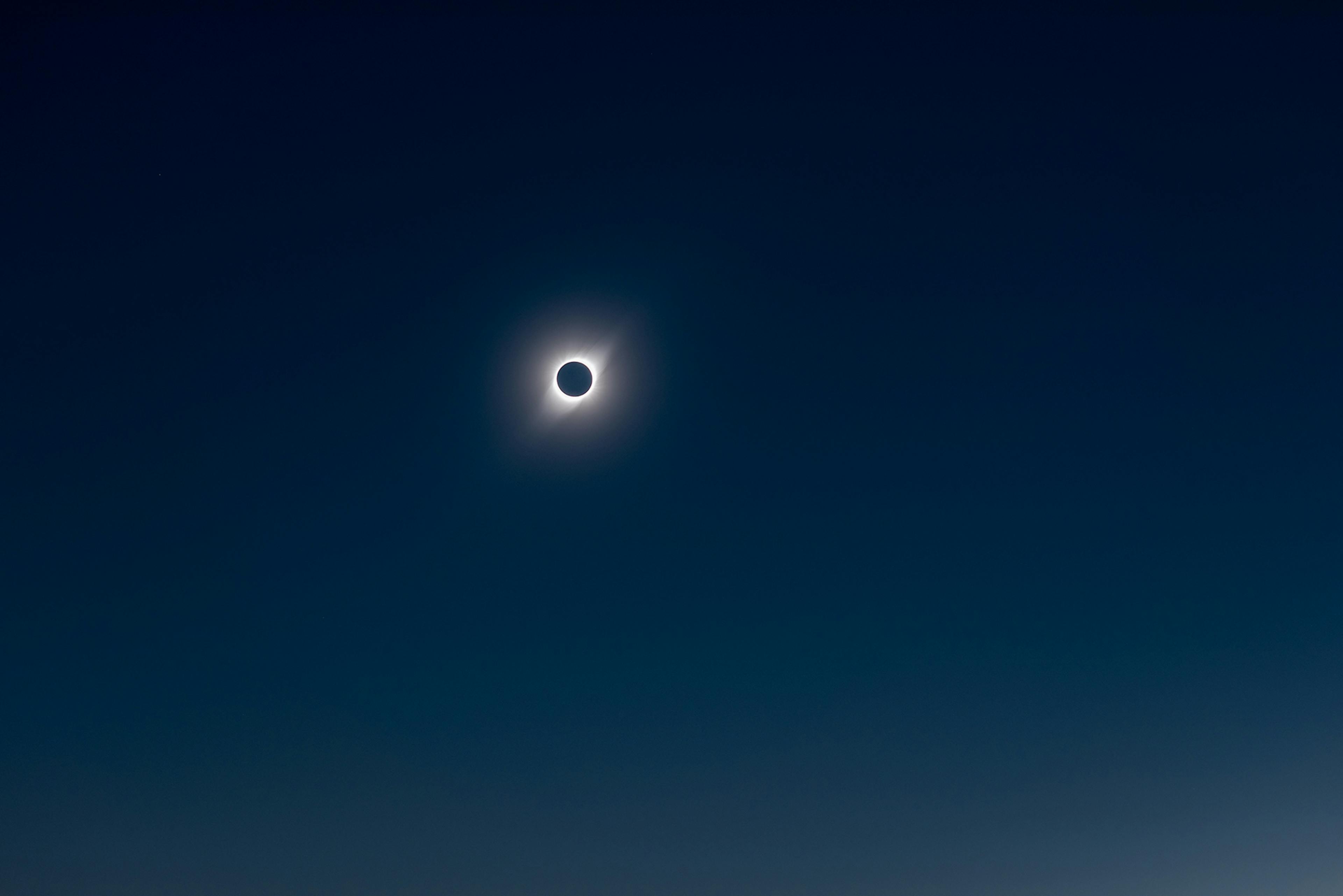 Sólkórónan og birta himins við almyrkva. Mynd: Sævar Helgi Bragason