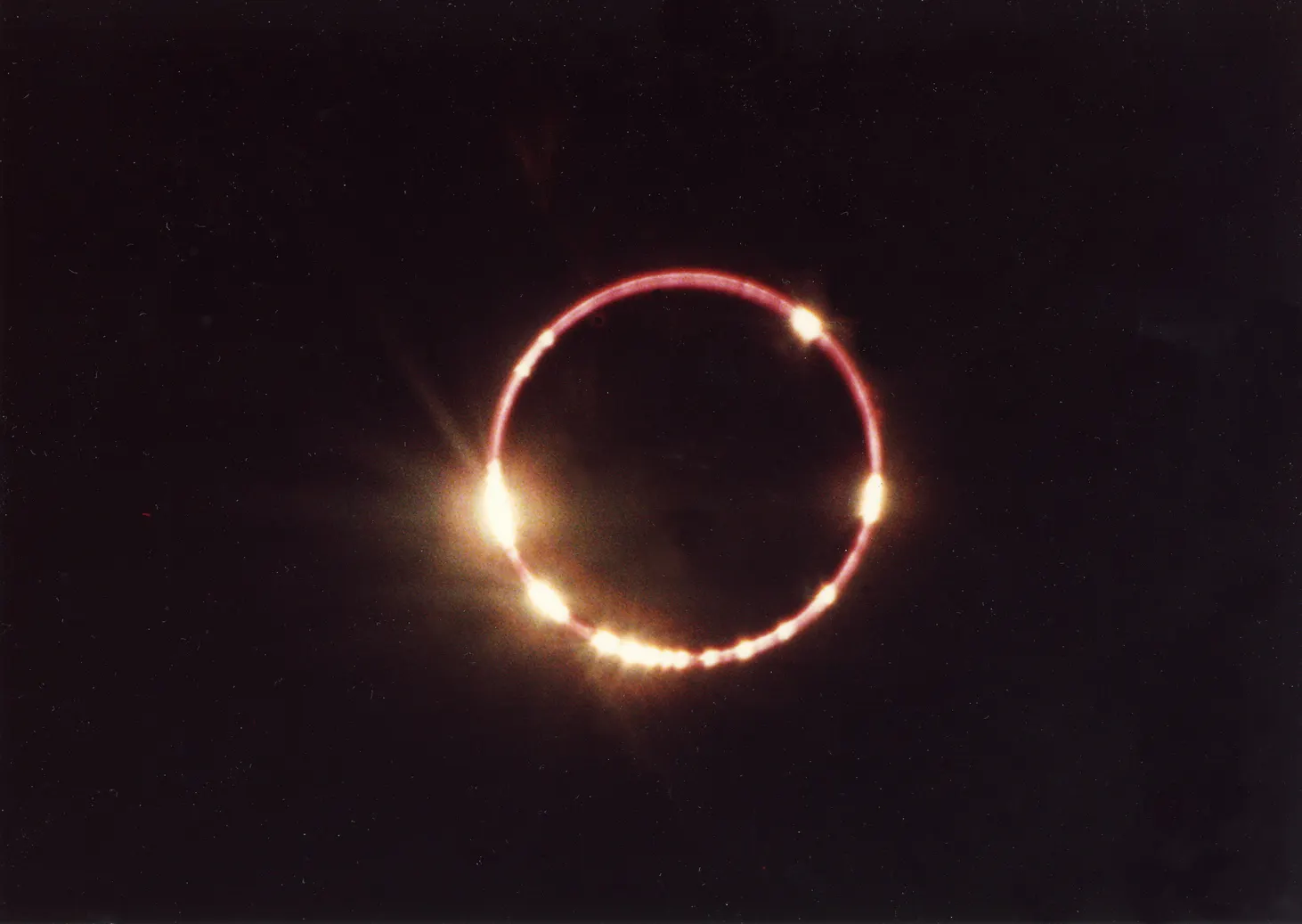 Perlur Bailys í sólmyrkvanum 1986. Mynd: Ragnar Axelsson