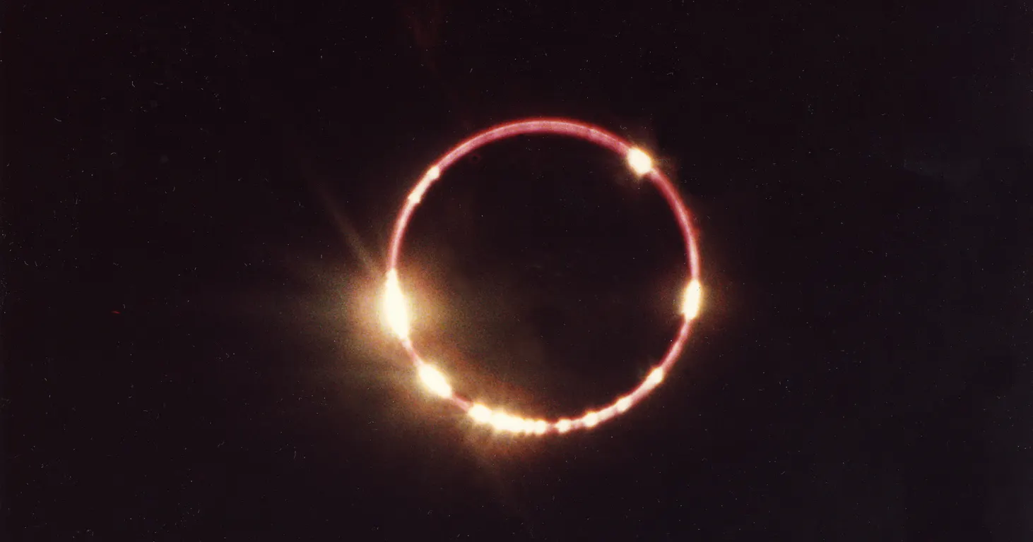 Perlur Bailys í sólmyrkvanum 1986. Mynd: Ragnar Axelsson