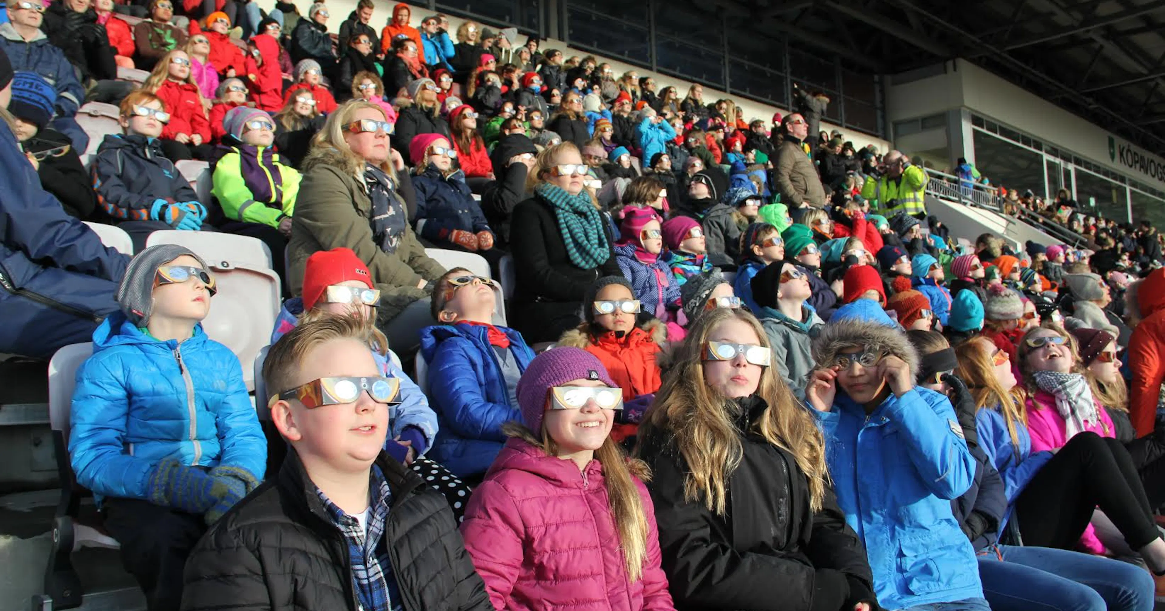 Börn fylgjast með sólmyrkvanum 20. mars 2015. 