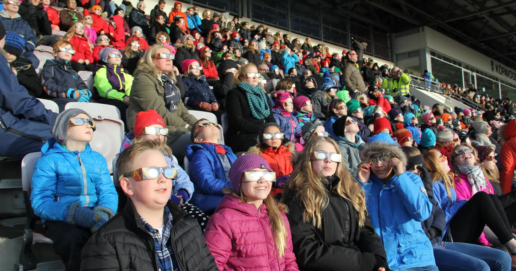 Börn fylgjast með sólmyrkvanum 20. mars 2015.