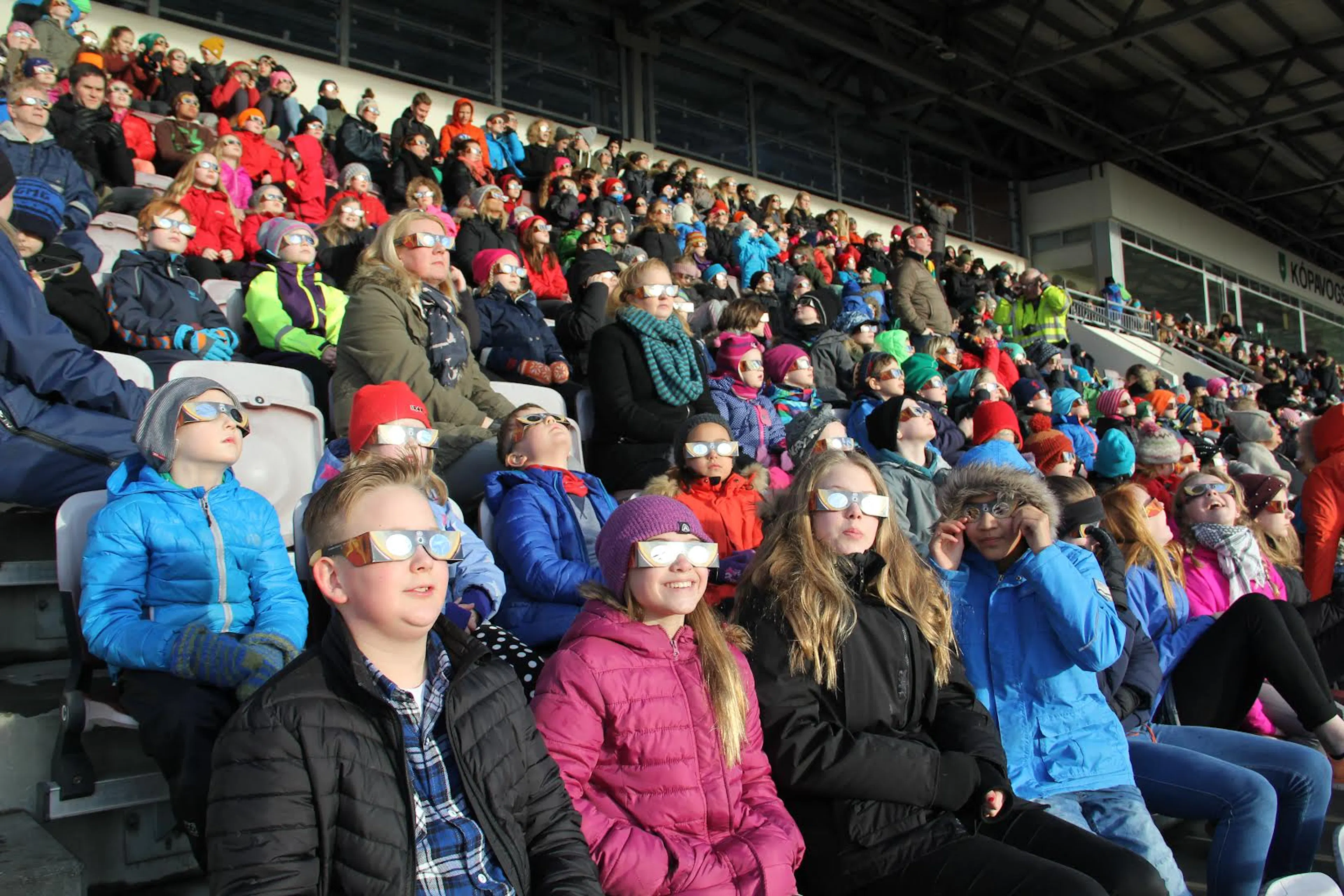 Börn fylgjast með sólmyrkvanum 20. mars 2015. 