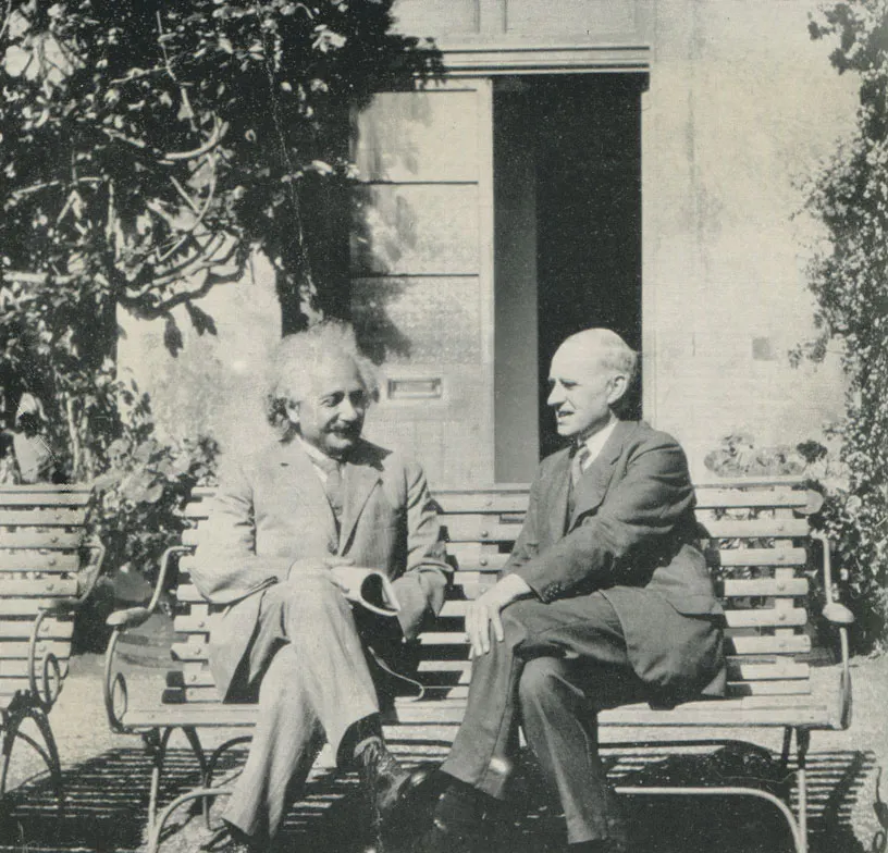 Albert Einstein og Arthur Eddington í Cambridge í júní 1930. Mynd: Winifried Eddington