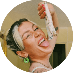 A woman states that she only wants to use the sustainable Daye tampons