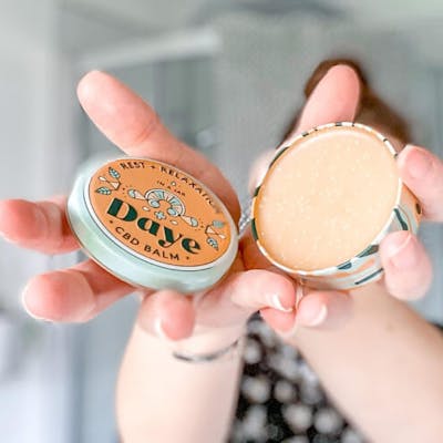 Красивият органичен CBD балсам за облекчаване на болката на Daye