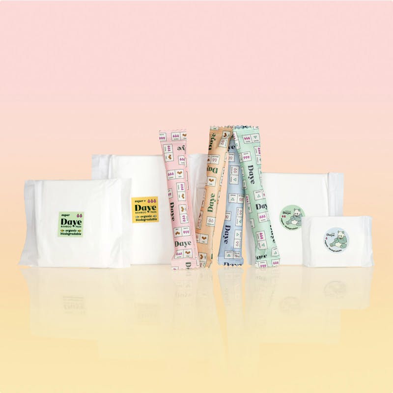 Organic, sustainable Daye tampons made of cotton and Daye pads made of bamboo standing side by side
