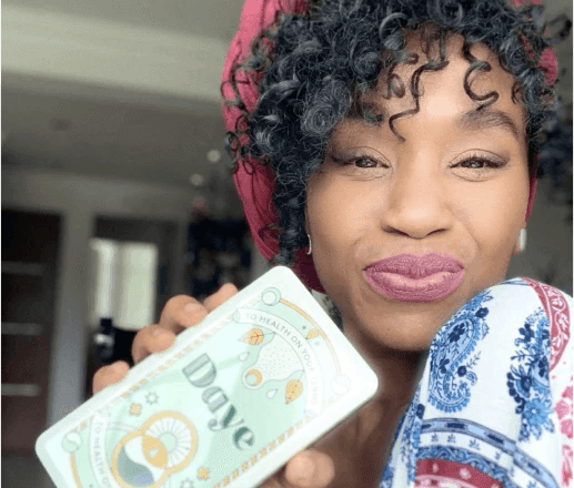 жена държи рециклируема, компостируема кутия с устойчиви тампони Daye без оцветители, пестициди и аромати