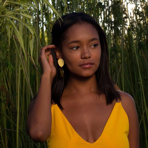 Цветнокожа жена в дъждовна гора като символ на устойчивата и приобщаваща визия на Daye за здравеопазването