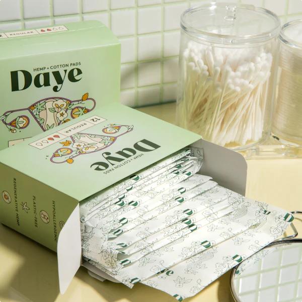 Daye hemp + cotton pads - Regular, 12 count, green packaging.