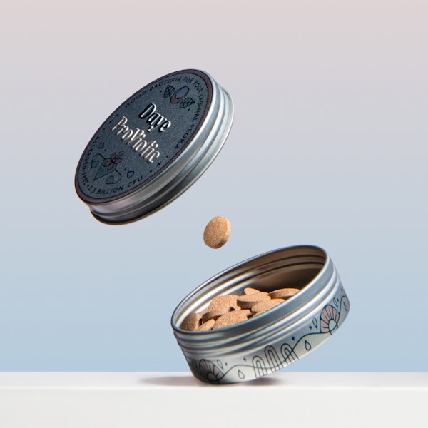 Кръгла алуминиева кутия, съдържаща 30 таблетки ПроВиотици с добри лактобацили, които са лиофилизирани