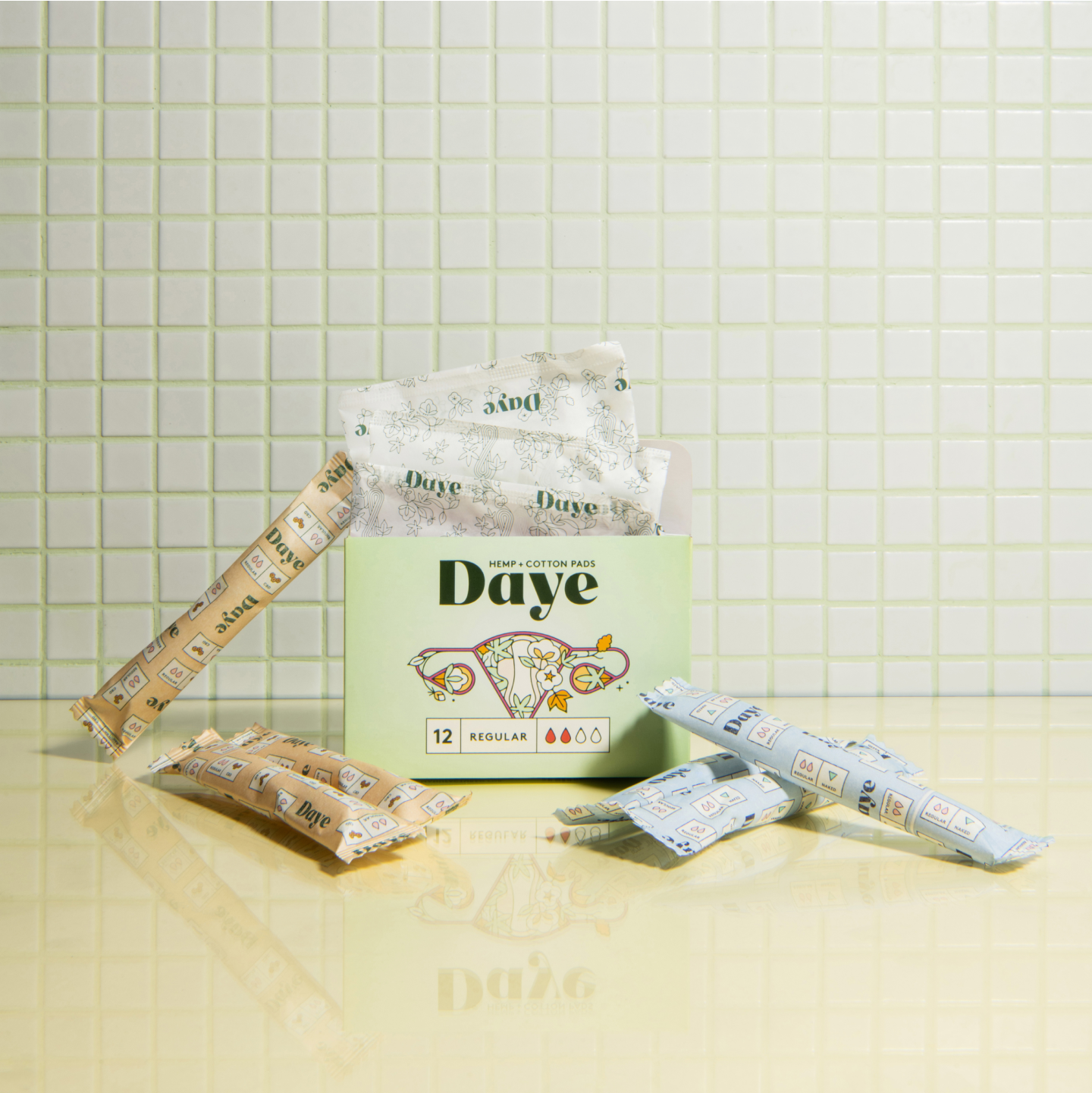 Organic, sustainable Daye tampons made of cotton and Daye pads made of hemp & cotton standing side by side