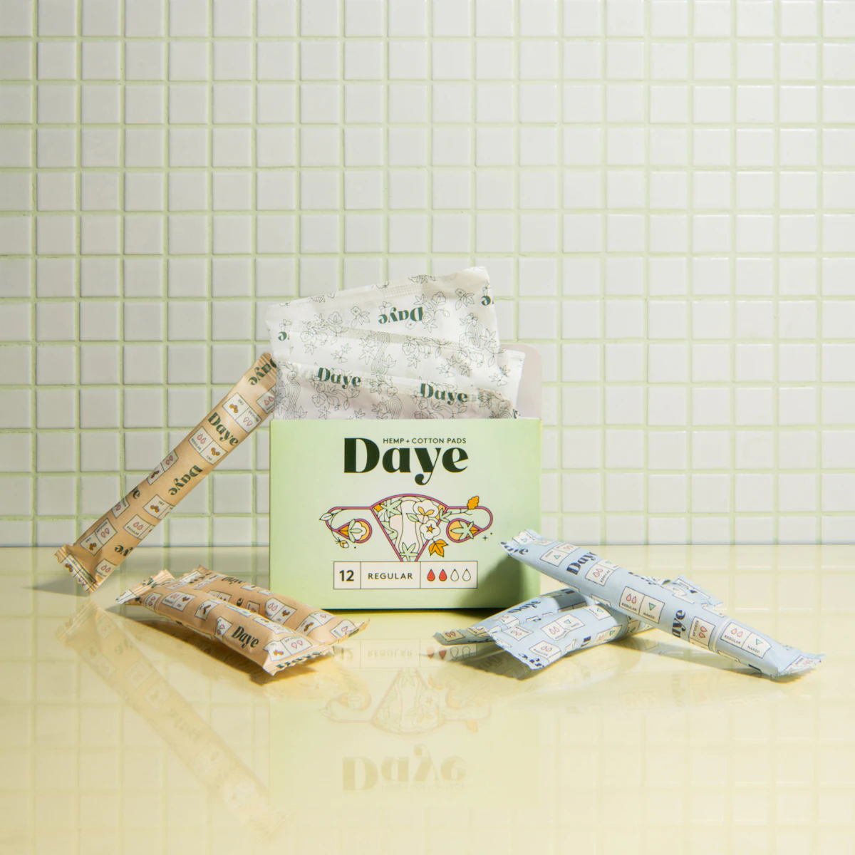 Organic, sustainable Daye tampons made of cotton and Daye pads made of hemp & cotton standing side by side