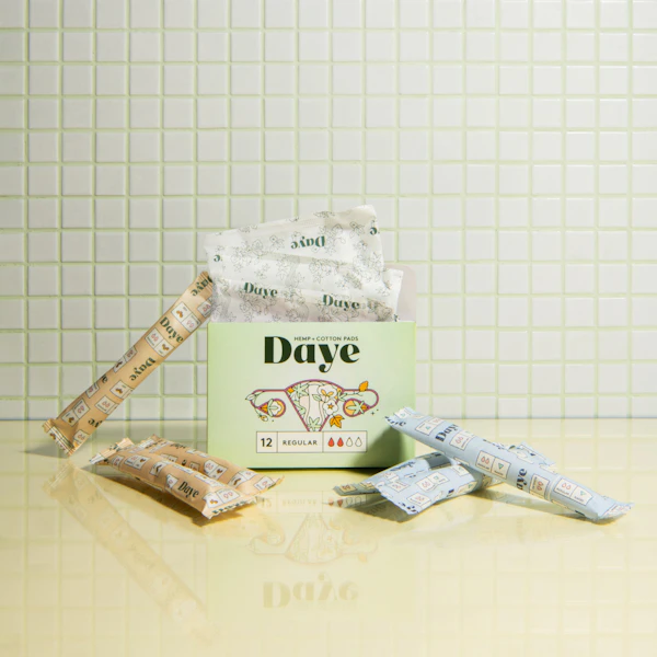 Organic, sustainable Daye tampons made of cotton and Daye pads made of hemp & cotton standing side by side