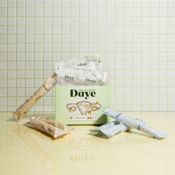 Organic, sustainable Daye tampons made of cotton and Daye pads made of hemp & cotton standing side by side