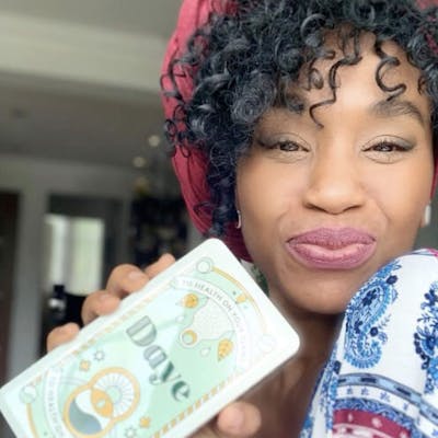 Жена си прави селфи с красива подаръчна кутия с органични CBD тампони