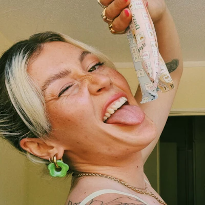 Female influencer takes selfie with Daye's organic biodegradable pads