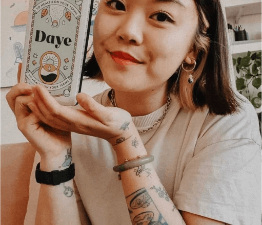 woman holds sustainable, dye-free, fragrance-free Daye tampons next to her face