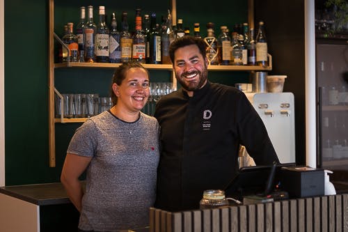 Damien et Marion, les fondateurs d'Aubergine, dans leur restaurant