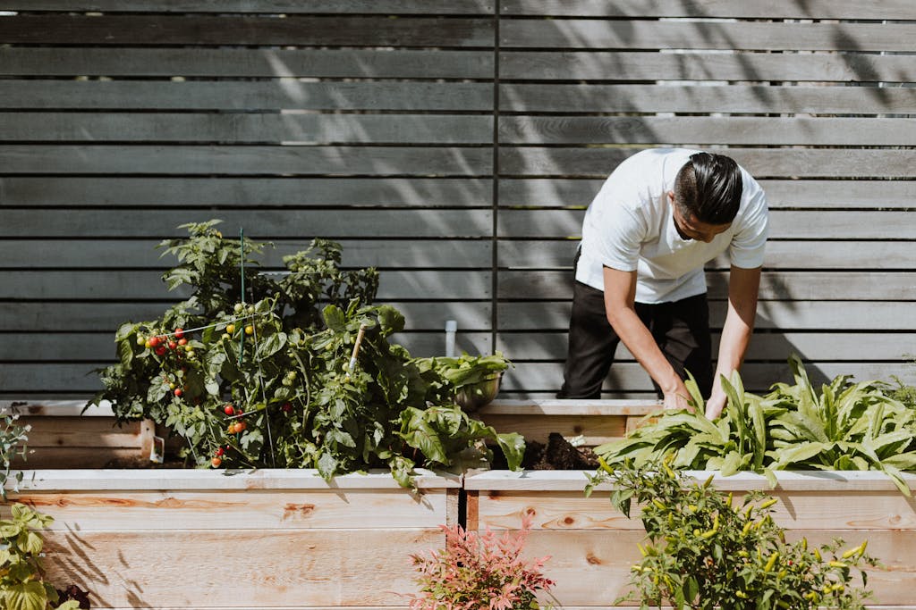 Chef dans le jardin de son restaurant