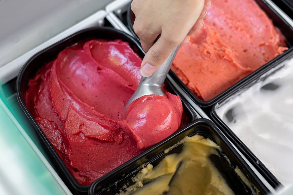 Glaces et sorbets colorés de chez Glazed, glacier écoresponsable à Paris.