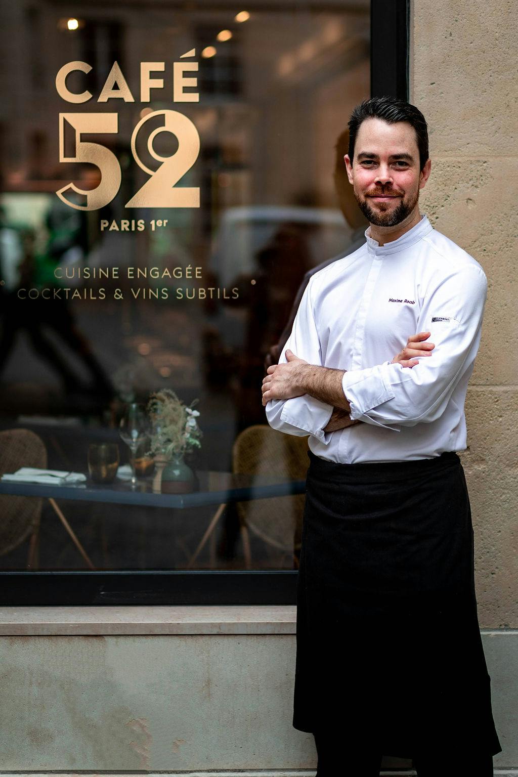 Portrait du chef exécutif Maxime Raab devant le Café 52