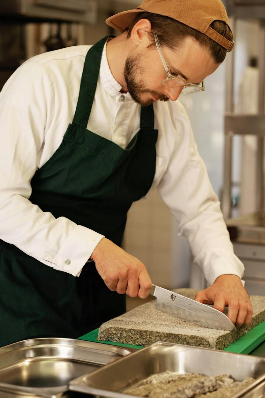 Stéphane dans la cuisine des Roseaux Pensants, non loin de Tours