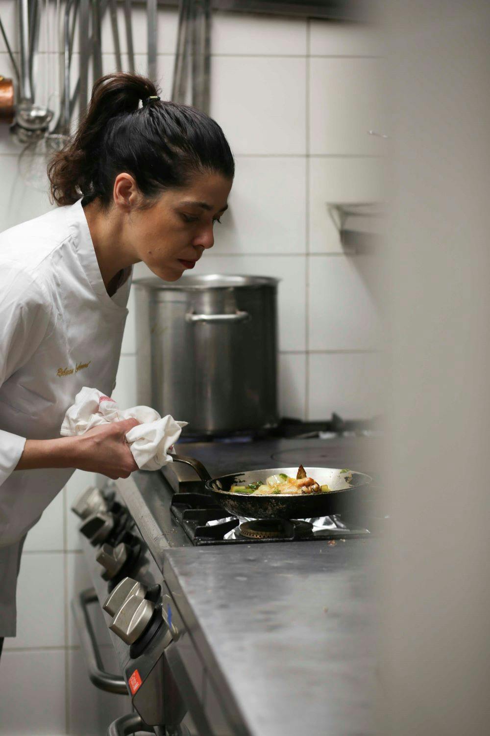La cheffe Rebecca Lockwood dans les cuisines de l'Agapé