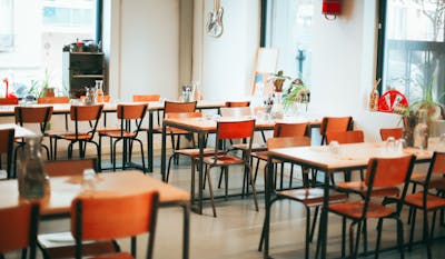 Une salle de restaurant avec tables et chaises
